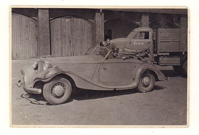 Военнослужащие Советской Армии и автомобили. Германия 1947 г. Размеры 9,3х13,9 см. Надписана. 