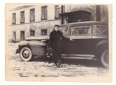 Женщина у автомобиля ЗИС-110-кабриолет-такси. Послевоенная фотография. Размеры 8,5х11,6 см. 