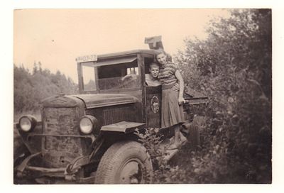 Влюбленные на автомобиле ЗИС-5. Фотография 1940-х гг. Размеры 8,8х13,0 см. Имеются следы 