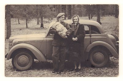 Артист Кирилл Лавров с супругой и сыном у автомобиля. Фотография 1955 г. Размеры 8,8х13,9 см. 