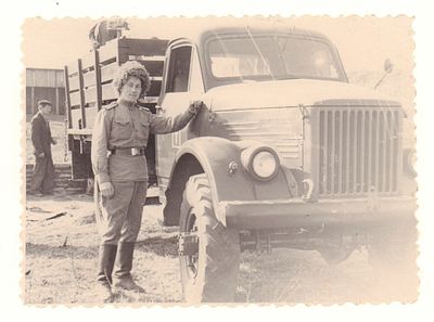 Военнослужащий СА в папахе у автомобиля ГАЗ-63. Размеры 8,6х11,6 см. Фигурно обрезана. Хорошее 