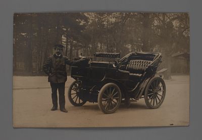 Шофер у старинного автомобиля. Фотографическая открытка. Начало ХХ в. Открыточный формат. Следы 