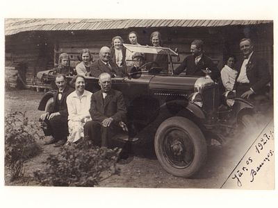 Групповая фотография у автомобиля. 1927 г. Размеры 8,5х13,6 см. Хорошее состояние.