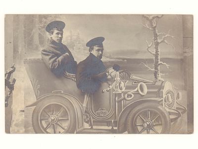 Два молодых человека на "автомобиле". Фотография "Рембрандт". Чернигов 1911 г. Размеры 8,8х14,0 
