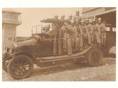 Пожарная команда на автомобиле. Фотография. Начало ХХ в. Размеры 13,1х20,0 см. Имеются следы 