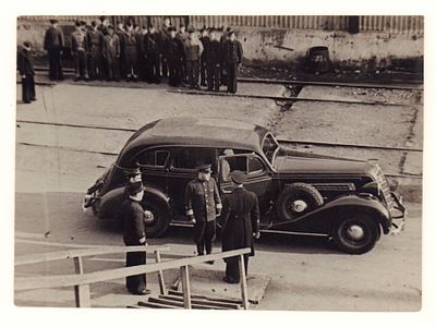 г. Поти. Командир II бригады подводных лодок капитан I ранга А. В. Крестовский докладывает 