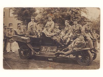 Немецкие военнослужащие на автомобиле. Фотография открыточного формата периода, предшествующего 