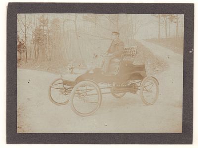 Мужчина на старинном автомобиле. Фотография конца ХIХ века. Размеры паспарту 16,4х21,6 см. 