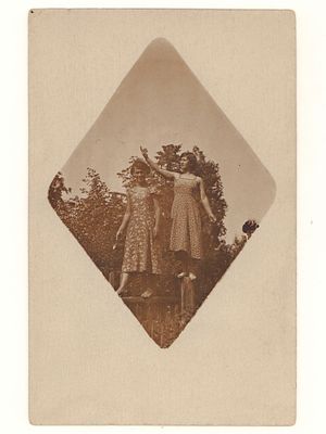Две дамы на заборе. Юмор. Довоенная фотография. Размеры 9,0х14,0 см. Хорошее состояние.