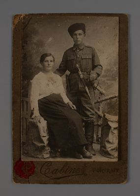 Уральский казак с молодой женой. Кабинетная фотография. Начало ХХ в. Кабинетный формат. Следы 