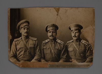 Три бравых уральских казака в форме РИА. Фотография. Начало ХХ в. На картоне. Размер фотографии 