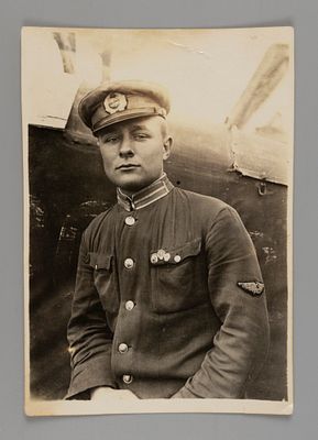 ВВС. Летчик гражданского флота на фоне самолета. Фотография. 1941. Размер 8х11.5 см. Подписана 