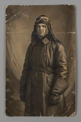 ВВС. Летчик РККА в плаще и с очками. 2 ВША. Фотограф Губарев, Борисоглебск. 1920-1930-е. Размер 