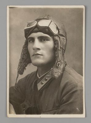 ВВС. Летчик РККА в летном шлеме с очками. Фотография 1941. Размер 5.5х7.5 см. Подписана на 
