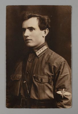 ВВС. Летчик РККА, старший лейтенант. Фотография 1930-е. Размер 12х17.5 см. Подписана на обороте 