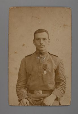 Артиллерист. Гренадер с медалью. Фотографическая открытка. Начало ХХ в. Открыточный формат. 