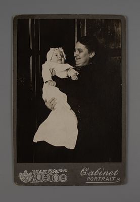 [из архива актрисы Т. Панковой] Брат актрисы Василий Панков с матерью. Кабинетная фотография 1909. 