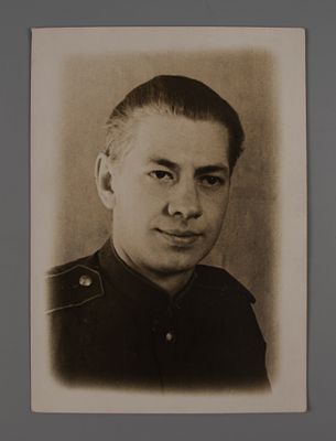 [из архива актрисы Т. Панковой] Брат актрисы Павел Панков. Фотография с его автографом 1945. Подп 