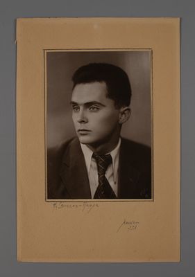 [из архива актрисы Т. Панковой] Фотограф Н. Свищов-Паола. Портрет артиста театра. Авторская 