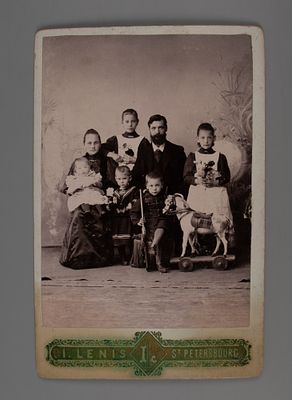 Семейная пара с детьми. Игрушки. Кабинетная фотография Лениса в СПБ. Начало ХХ в. Кабинетный 