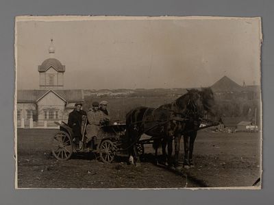 Повозка на фоне церкви и террикона. Фотография. Начало ХХ в. На картоне. Размер 11х16 см. Следы 