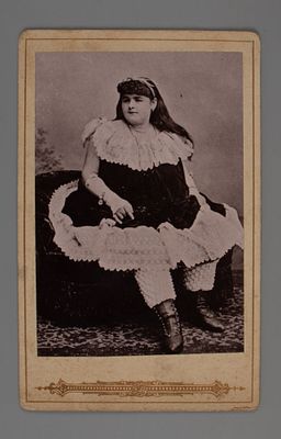 Толстая девушка. Визитная фотография. 1880-е. Визитный формат. Следы времени и бытования