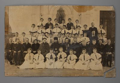 Смолянки (?), священники и преподаватели. Коллективная фотография. Начало ХХ в. На картоне. 