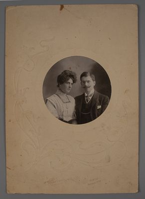 Семейная пара. Парадный портрет. Фотография Васильева в Самаре. Начало ХХ в. На паспарту. Диаметр 