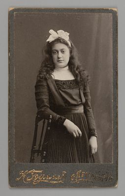 Девушка. Визитная фотография К. Булла в СПБ. 1910. Визитный формат. Фотограф Карл Булла, СПБ. 
