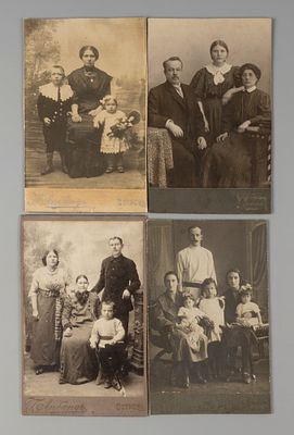 Семейные фотографии с детьми. Старинная кукла. 4 кабинетные фотографии. Начало ХХ в. Кабинетный 