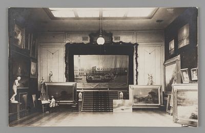 Крым. Феодосийская картинная галерея. Художник за копированием картины Айвазовского. 