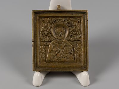 Старообрядческая икона. Святой Николай Чудотворец. XIX в. Медная пластика. Размер 6,4х5,4 см. 