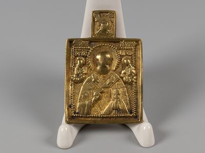 Старообрядческая икона. Святой Николай Чудотворец. XIX в. Медная пластика. Размер 6,4х4,4 см. 