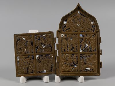 Левая половина складня. Двунадесятые праздники. XIX в. Медная пластика, две эмали. Размер в 
