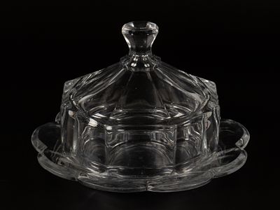 Масленка. Европа (?), ХХ в. Стекло. Высота 12 см. Внутренний диаметр 10 см. На основании 