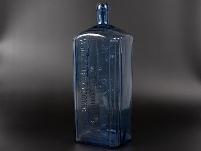 Бутыль. Поставщик Высочайшего двора Петр Арсеньевич Смирнов. Москва, 1886-1910-е. Цветное 