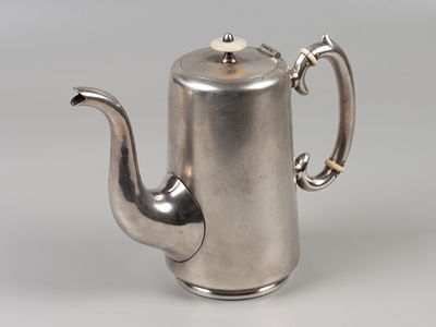 Norblin. Кофейник. Норблин&Ко. Варшава, 1880-е. Металл, серебрение, перламутр, кость. Высота 17 