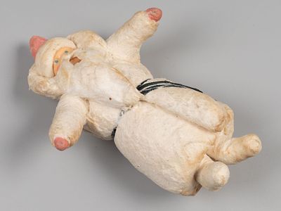 Елочная игрушка. Дед Мороз с черным кушаком. 1930-1950-е. Вата, папье-маше, роспись. Высота 11 