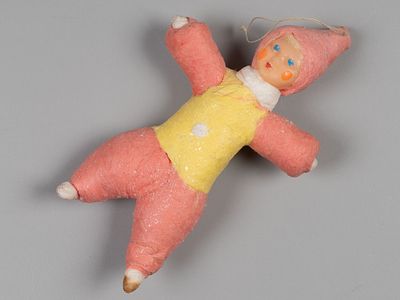 Елочная игрушка Девочка в розово желтом костюме. 1960-е. Вата, пластик, роспись. Высота 11 см. 