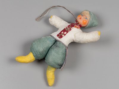 Елочная игрушка. Мальчик в народном костюме. 1960-е. Вата, пластик, роспись. Высота 10 см. Без 