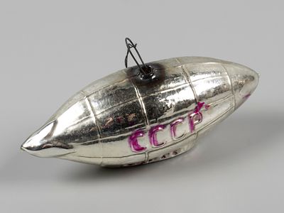 Елочная игрушка. Дирижабль. СССР, 1937-1940-е. Стекло, роспись. Длина 10,5 см. Утрачен колпачок 