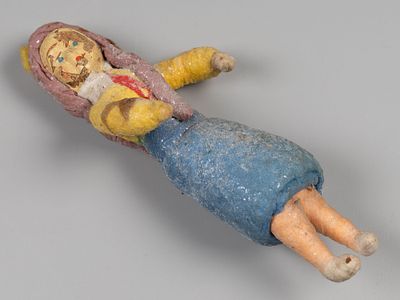 Елочная игрушка. Пионерка с косами. 1930-1950-е. Вата, папье-маше, роспись. Высота 13 см. На 