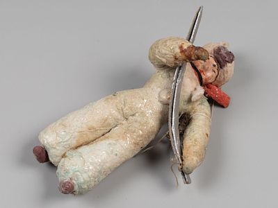 Елочная игрушка. Лыжница. 1930-1950-е. Вата, папье-маше, роспись, картон. Высота 11,5 см. Общее 