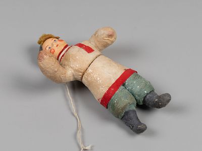 Елочная игрушка. Мальчик в косоворотке. 1930-1960-е. Вата, папье-маше, роспись. Высота 10 см. 