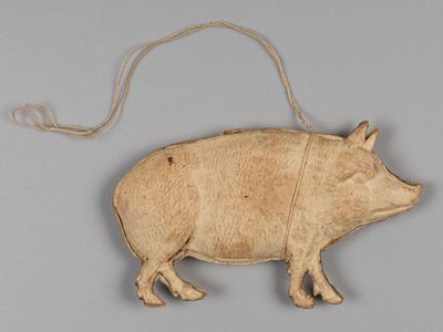 Елочная игрушка. Свинья. Дрезденский стиль. Нач. ХХ в. Картон. Размер 6,5х3,9 см. Общее 
