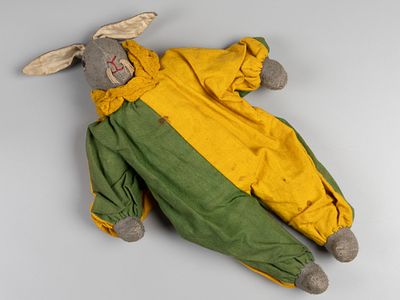 Игрушка набивная. Зайка. Пер. пол. ХХ в. Ткань, марля, вышивка, кожа. Длина 32 см. Общее 