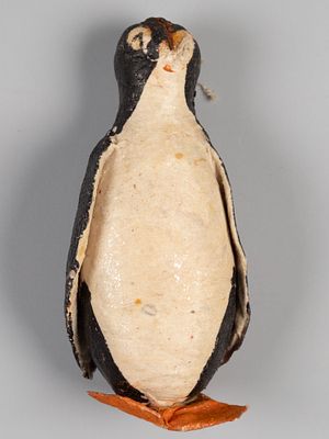 Елочная игрушка. Пингвин. 1930-1950-е. Вата, роспись. Высота 10,3 см. Общее загрязнение. Клюв 