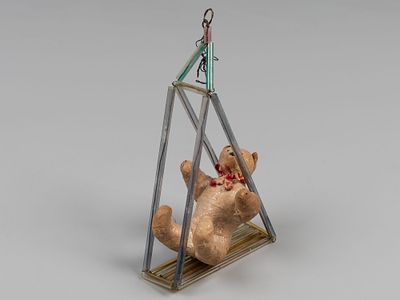 Елочная игрушка. Медведь на качелях. 1930-1950-е. Вата, роспись, ткань, стеклярус. Высота 13,5 