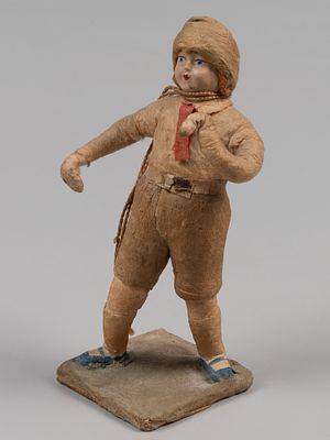 Новогодняя игрушка под елку. Пионер. 1930-е. Вата, папье-маше, роспись, ткань, дерево. Высота 