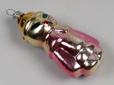 Елочная игрушка. Кот в сапогах с зелеными глазами. 1970-е. Стекло, роспись. Высота 9 см. 